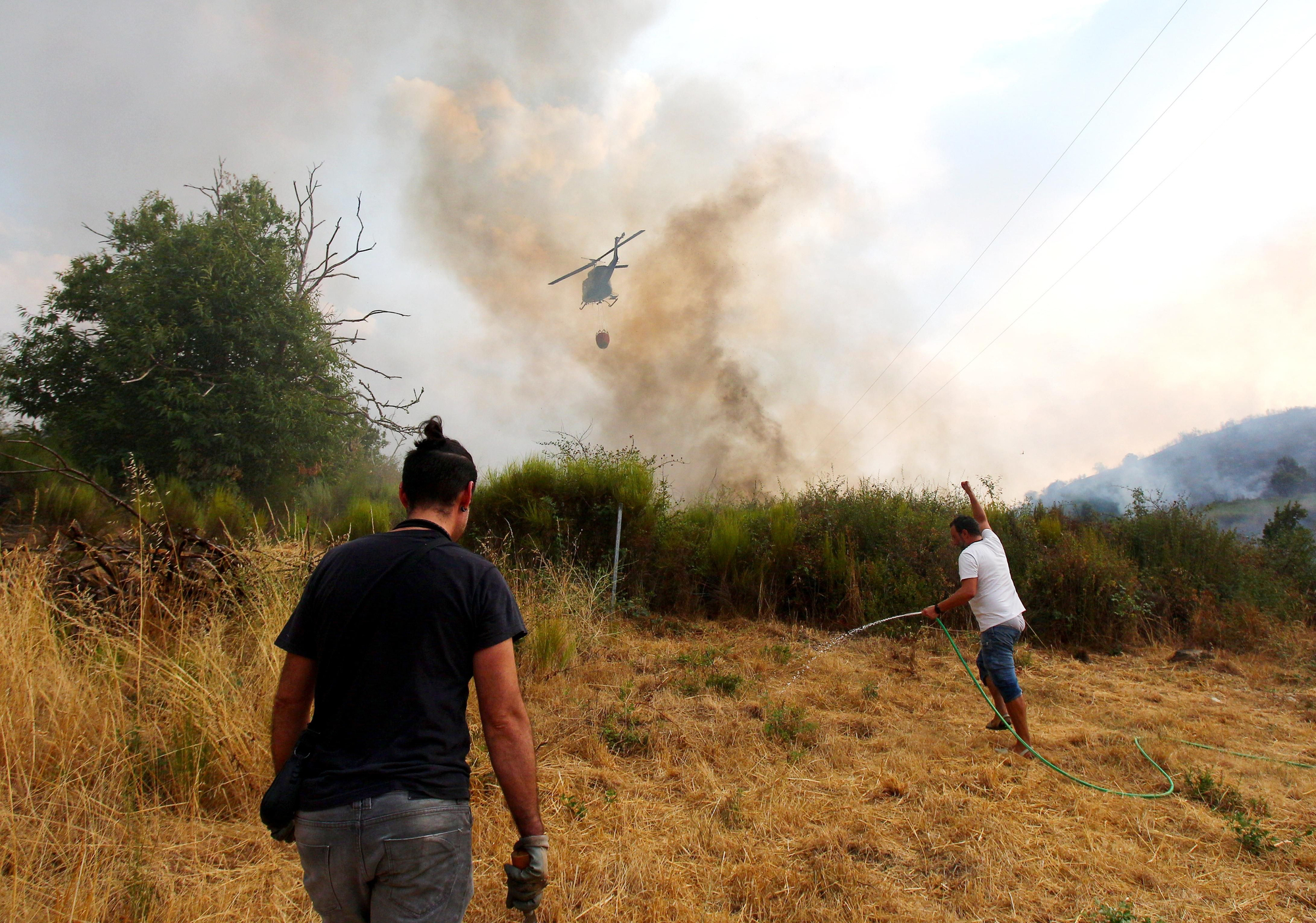 Así lucharon contra el fuego los vecinos de Molinaseca