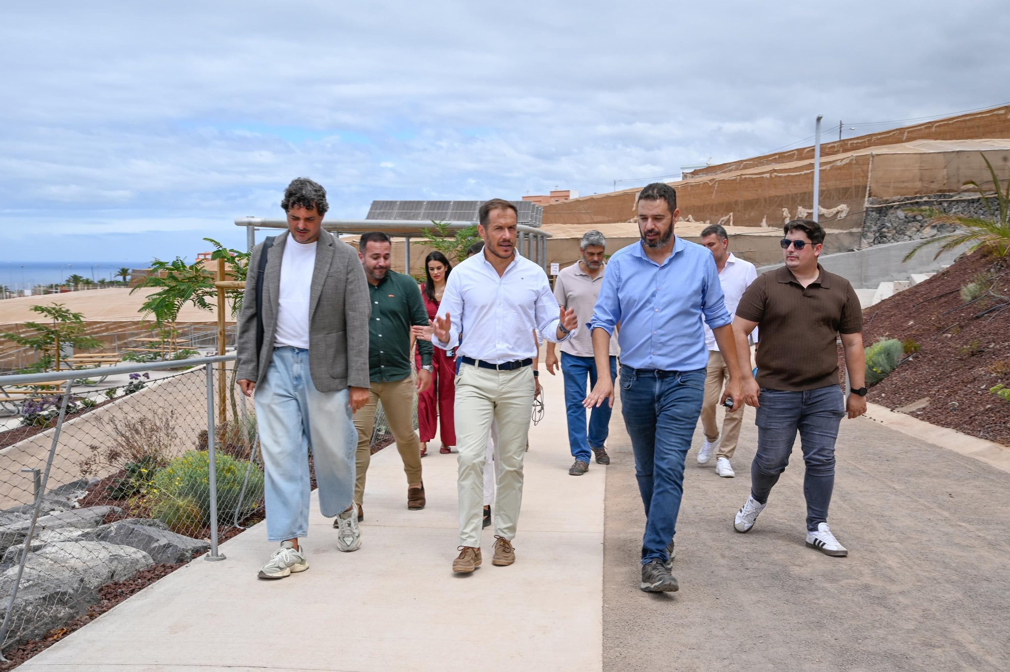 El consejero de Transición Ecológica y Energía, Mariano Hernández Zapata, en su visita al refugio climático de Piedra Hincada, en Guía de Isora (Tenerife).