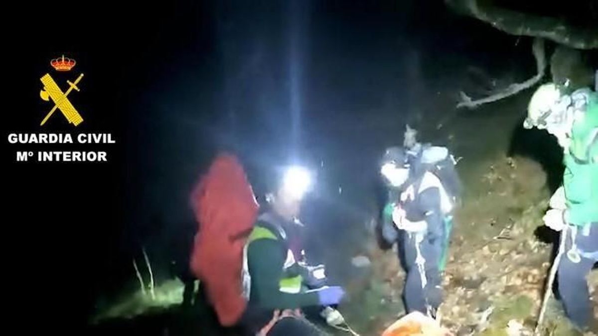 Rescatan a un joven de 19 años tras caerse y golpearse en la cabeza mientras cazaba en plena noche en un pueblo de León