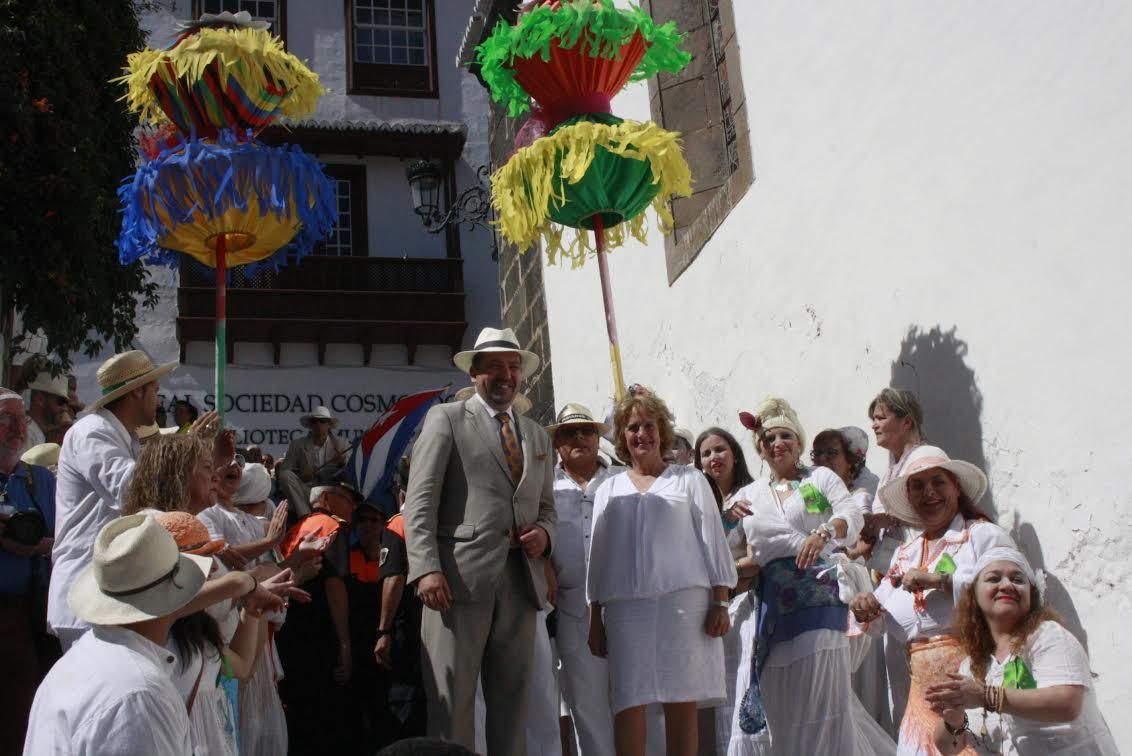 El alcalde de Santa Cruz de La Palma, Juan José Cabrera, con   la cónsul general de Cuba en Canarias, Raisa Casielles, en la Plaza de España, rebautizada para este lunes de Los Indianos como 'Plaza de La Habana'.