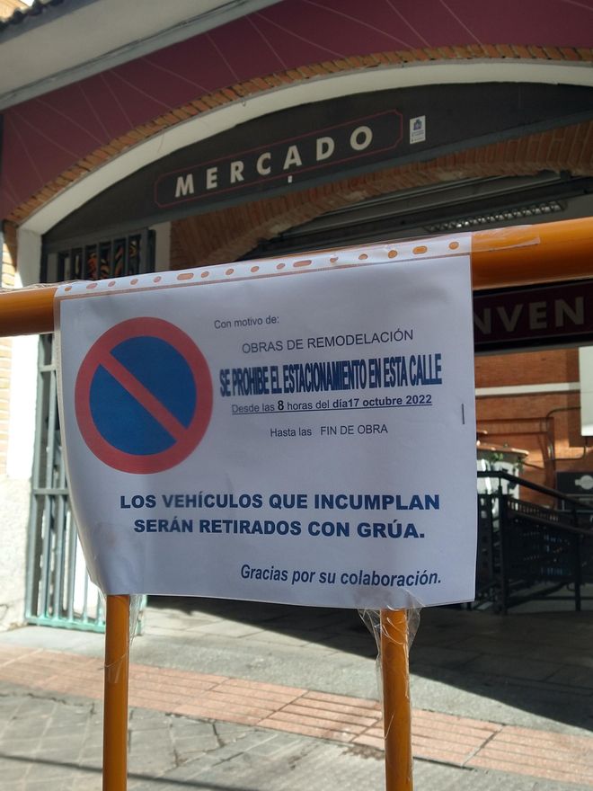 Vallas de obra en la entrada a Mostenses