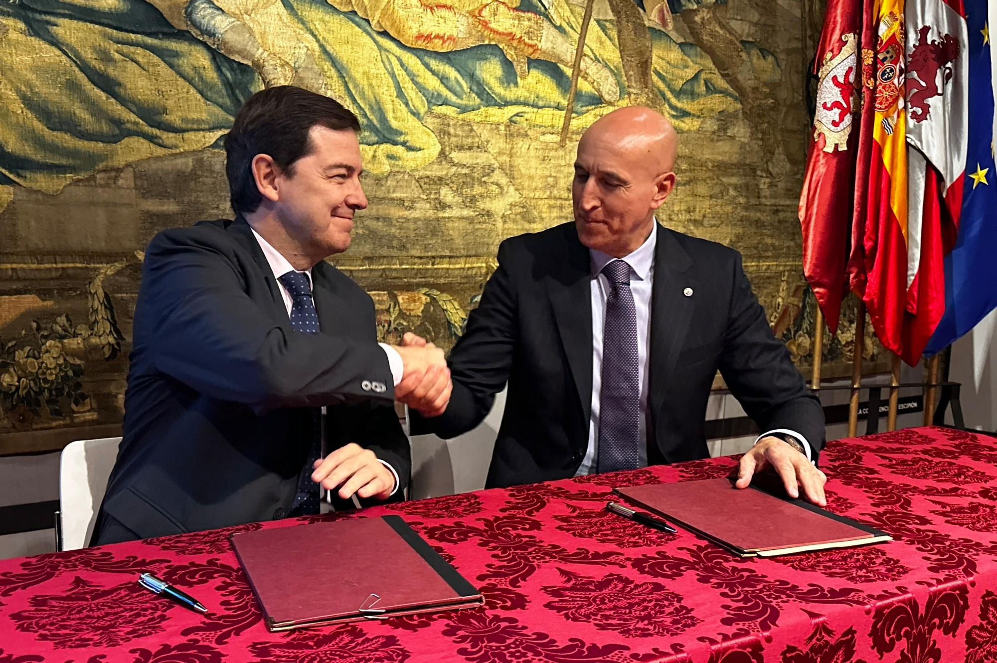 Mañueco y Diez estrechan la mano en un convenio de inversión en colegio en víspera electoral y tras años de enfrentamientos.