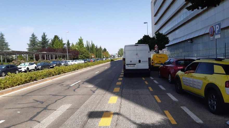 Carril bici provisional en la calle Ribera del Sena. / Pedalibre