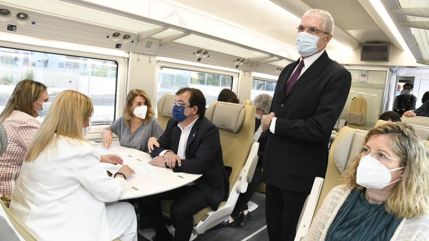Asientos en los que han viajado Fernández Vara y a su lado la ministra de Transportes, Raquel Sánchez; de espaldas a la izquierda la delegada del Gobierno, Yolanda García-Seco y la presidenta de la Asamblea, Blanca Martín. De pie el presidente de Renfe, Isaías Táboas