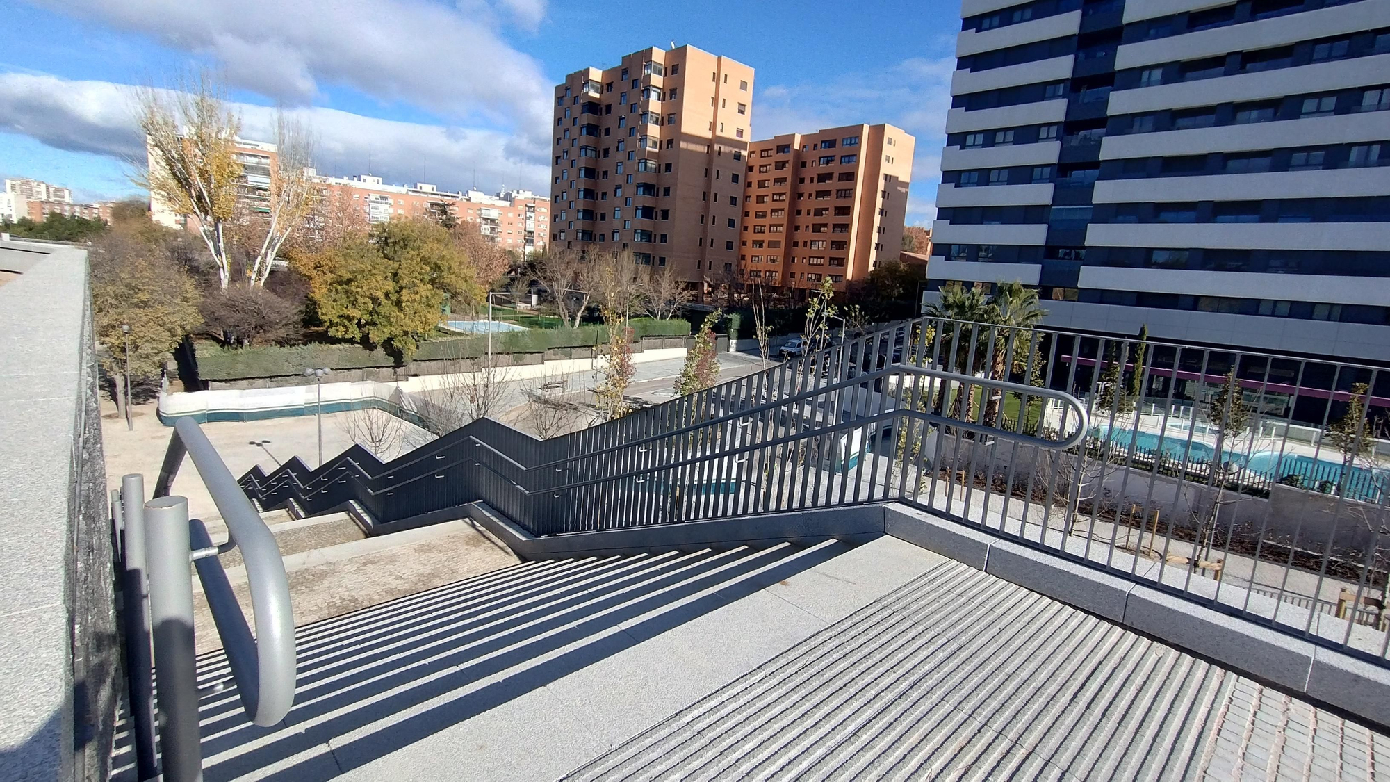 Escaleras de conexión con la antigua zona de Madrid Río