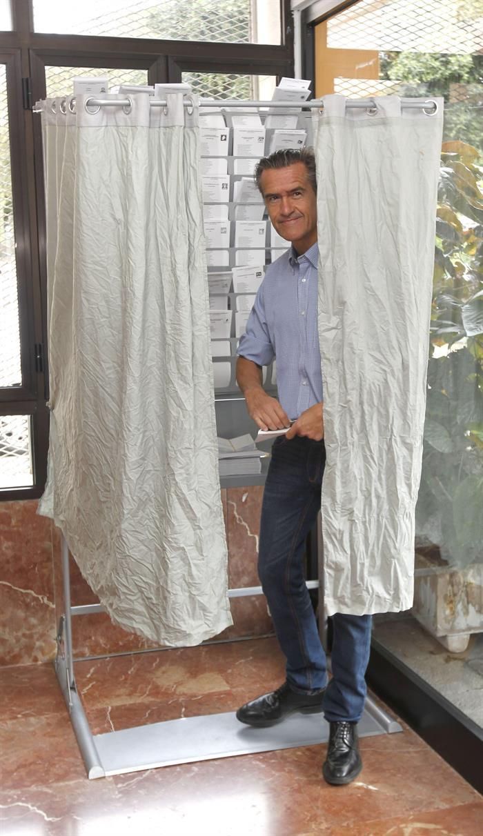 El candidato del PSOE Juan Fernando López Aguilar en su colegio electoral para votar en las elecciones al Parlamento Europeo.