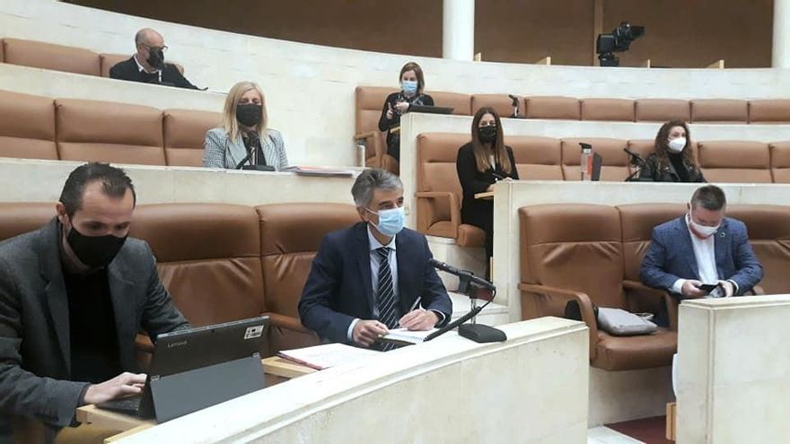 Comparecencia de César Aja, director de la ACAT (abajo en el centro) en el Parlamento de Cantabria