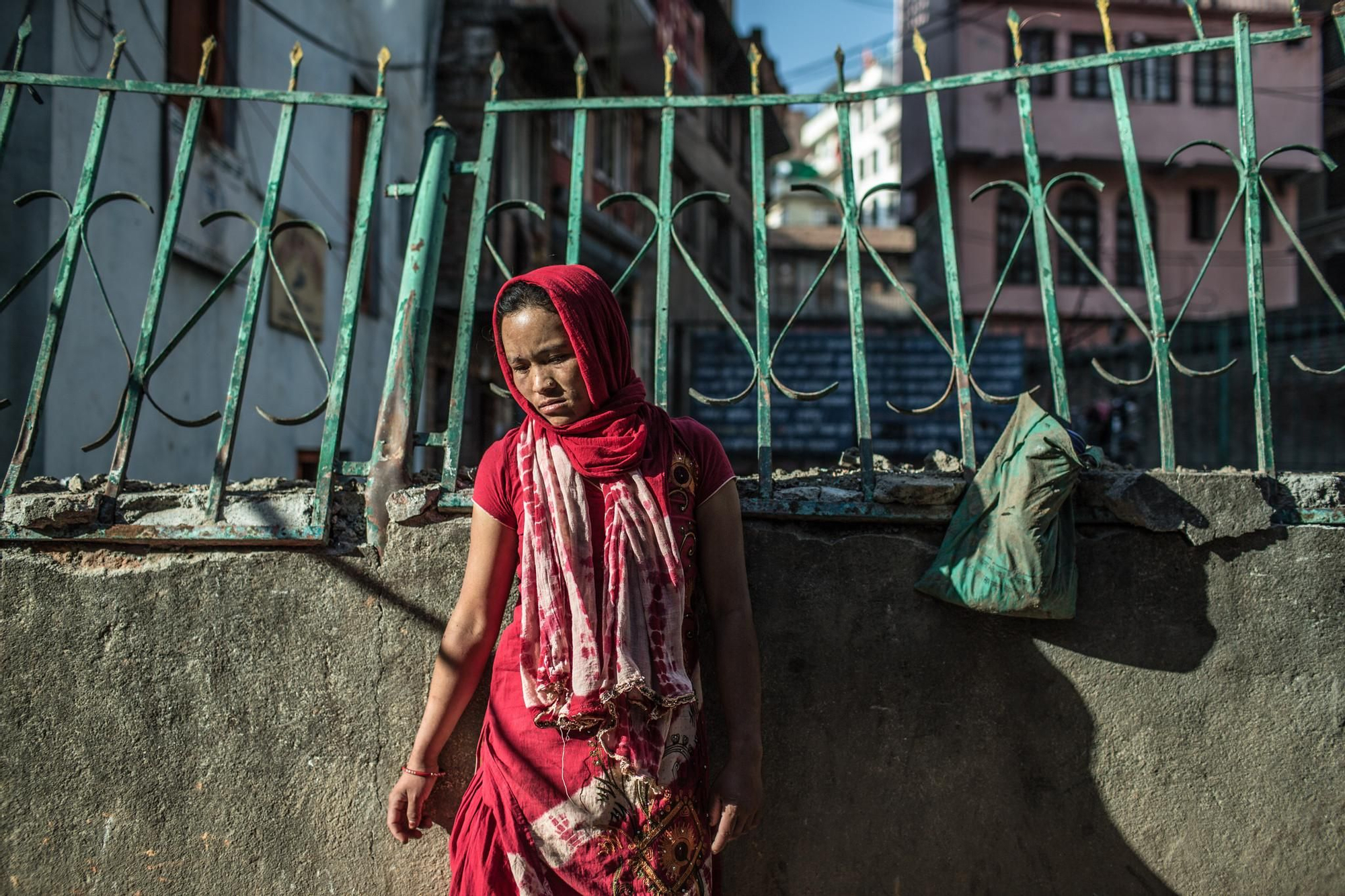Tika Thapamagar frente a su vivienda destruida ahora vive junto a sus dos hijos y su marido Ramesh en el campo de desplazados de Tundhikel./ Pablo Tosco (Intermón Oxfam).