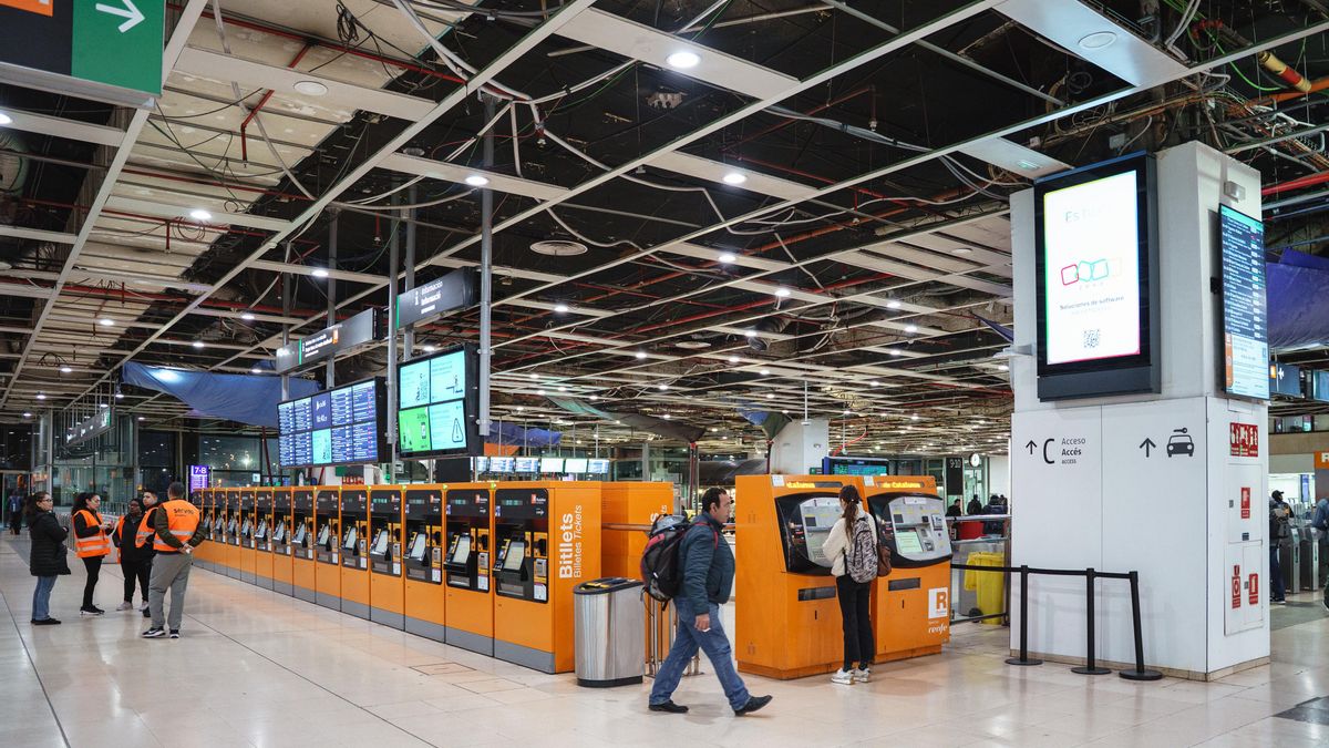 La huelga ferroviaria arranca en Catalunya sin los servicios mínimos previstos y alarga los problemas de Rodalies