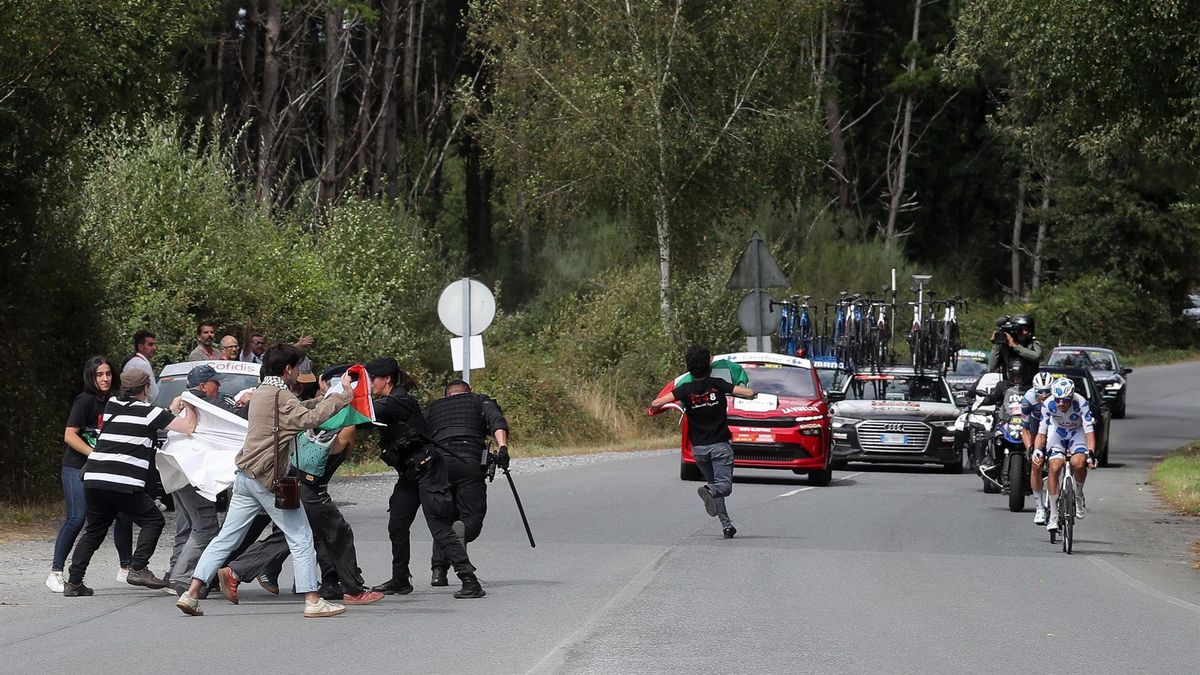 Aplausos a la puerta de los juzgados para ocho detenidos en Galicia por protestar contra la presencia de Israel en La Vuelta
