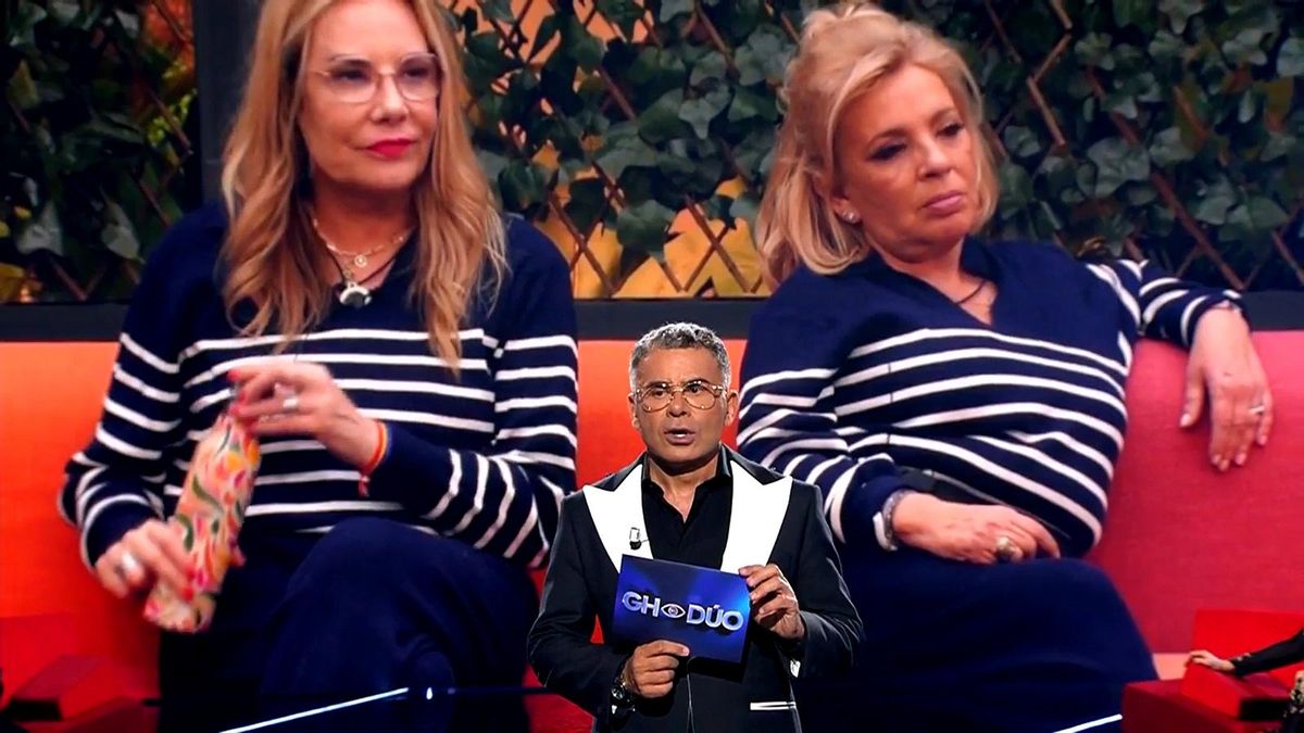 Jorge Javier Vázquez delante del pantallón de 'GH Dúo', en el que aparecen Belén Rodríguez y Carmen Borrego