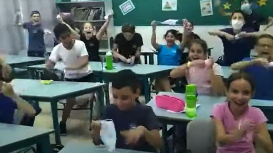 Caras de euforia en una escuela de Israel cuando la profesora anuncia que pueden dejar de usar las mascarillas