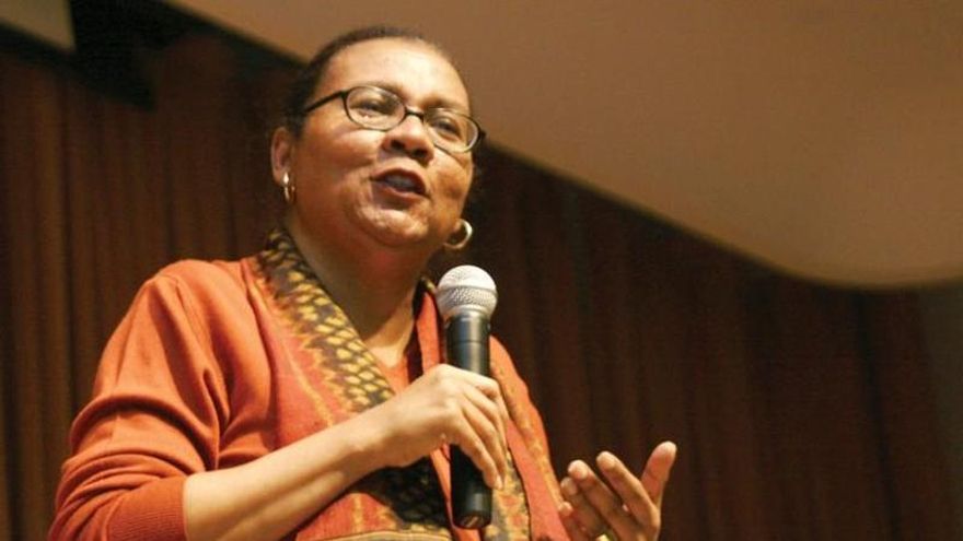 Fallece bell hooks, autora clave del feminismo antirracista y de clase