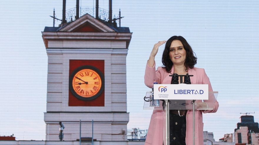 La candidata a la presidencia a la Comunidad de Madrid, Isabel Díaz Ayuso, durante el acto de cierre de campaña que los populares celebran hoy domingo en el Puente del Rey, en Madrid. EFE/Ballesteros.