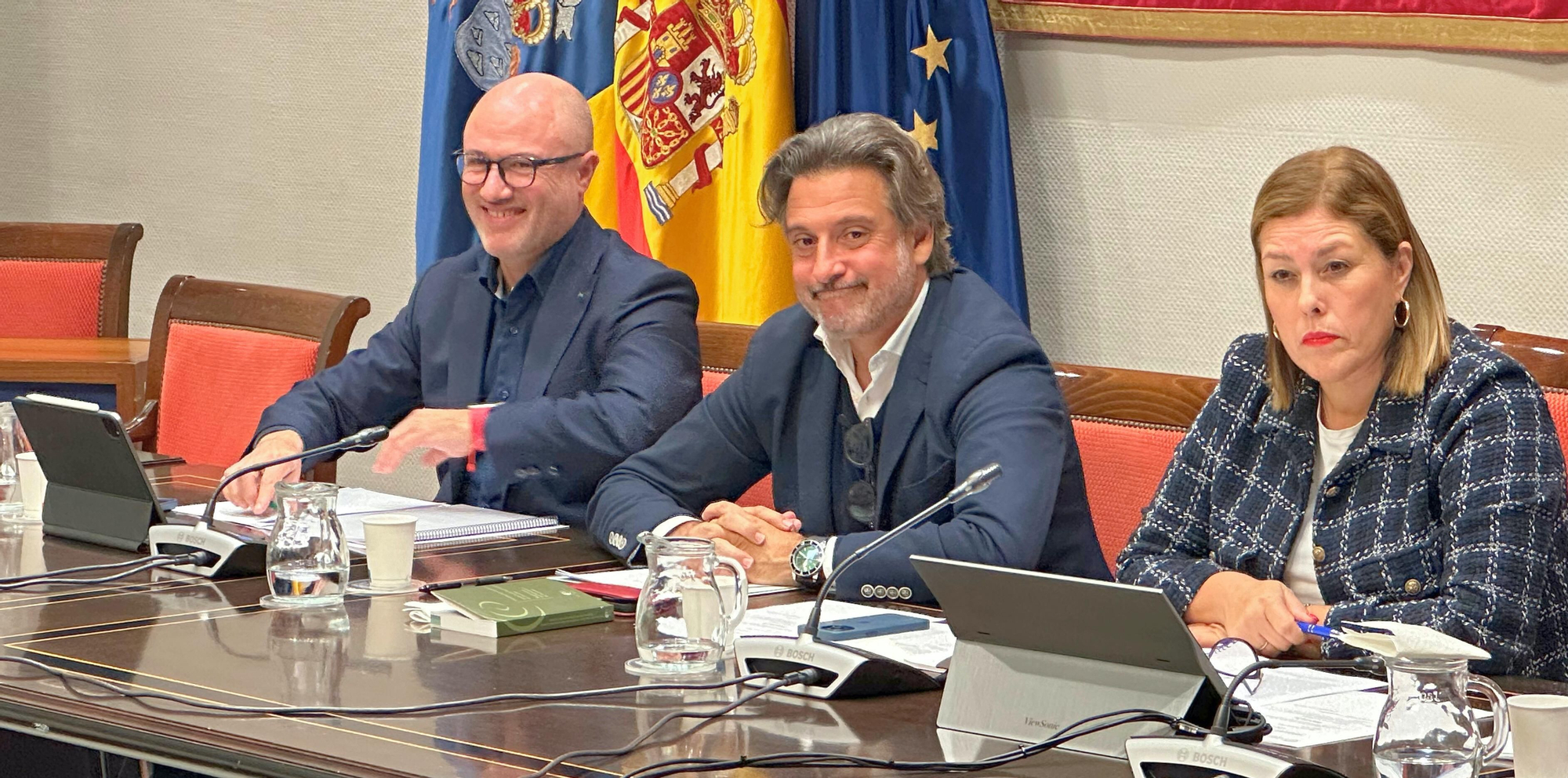 Pedro Afonso (i) este jueves en el Parlamento.