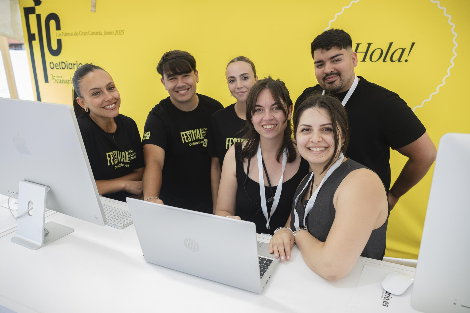 El equipo de atención a socias y socios de elDiario.es durante el FIC