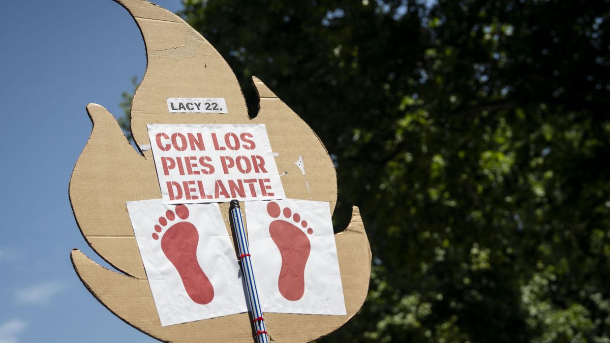 'Con los pies por delante'. La pancarta de las vecinas del edificio de Arganzuela.