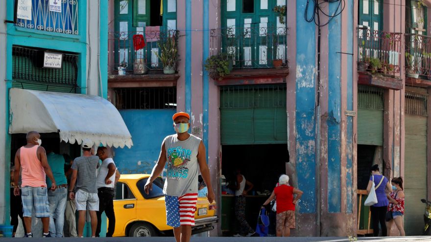 Varias personas compran alimentos y caminan en una calle de La Habana (Cuba), en una fotografía de archivo. EFE/Ernesto Mastrascusa