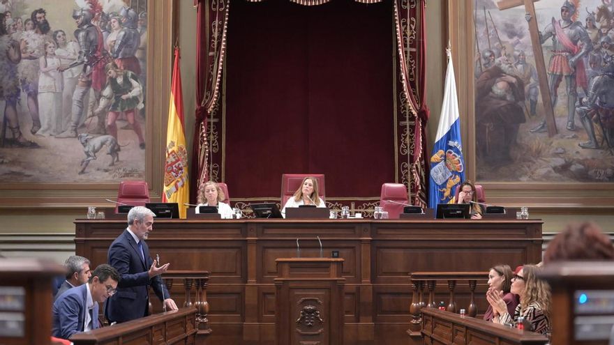 Unanimidad en el Parlamento canario para pedir que el Estado pague los traslados de personas fallecidas fuera de su isla