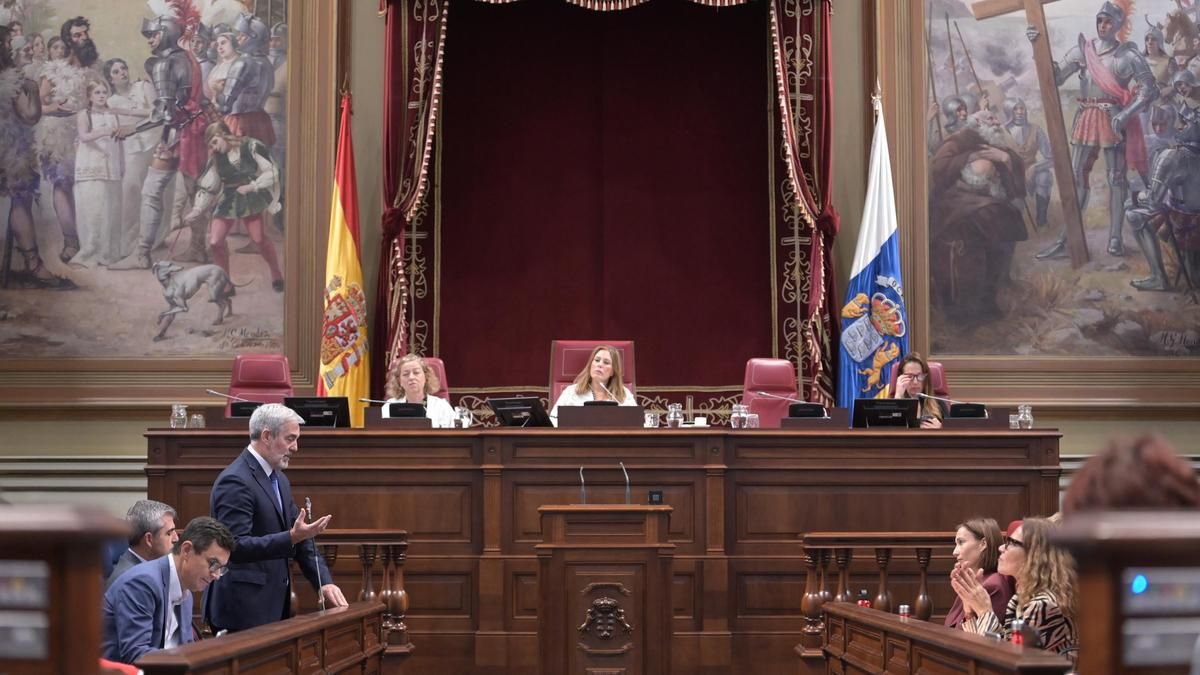 Unanimidad en el Parlamento canario para pedir que el Estado pague los traslados de personas fallecidas fuera de su isla