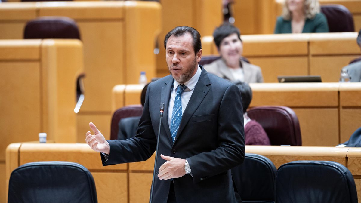 Archivo - El ministro de Transportes y Movilidad Sostenible, Óscar Puente, interviene durante una sesión plenaria del Senado, a 12 de diciembre de 2023, en Madrid (España). Tras el Pleno del Congreso donde se ha realizado el primer debate de la proposició