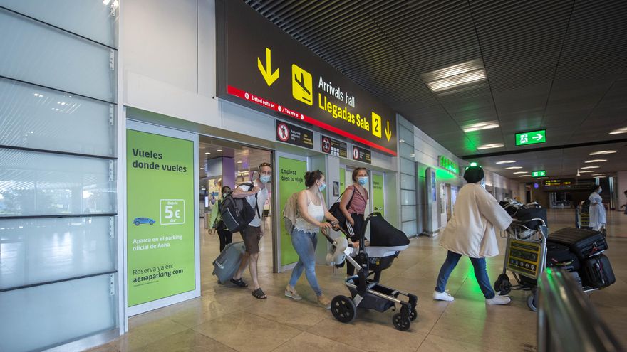 Archivo - Pasajeros llegan al Aeropuerto Adolfo Suárez Madrid-Barajas