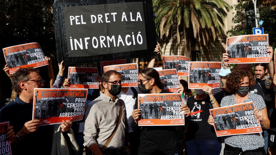 Protesta en la Delegación del Gobierno en Barcelona contra el juicio al fotoperiodista Albert Garcia
