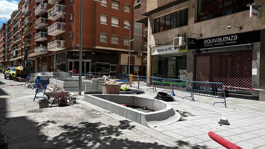 La obra de la calle Lardero de Logroño avanza entre la desconfianza vecinal y las dudas sobre el arbolado
