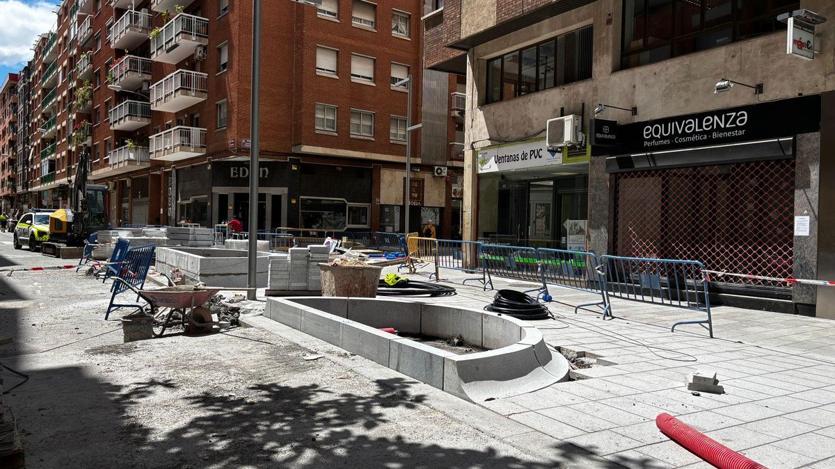 La obra de la calle Lardero de Logroño avanza entre la desconfianza vecinal y las dudas sobre el arbolado
