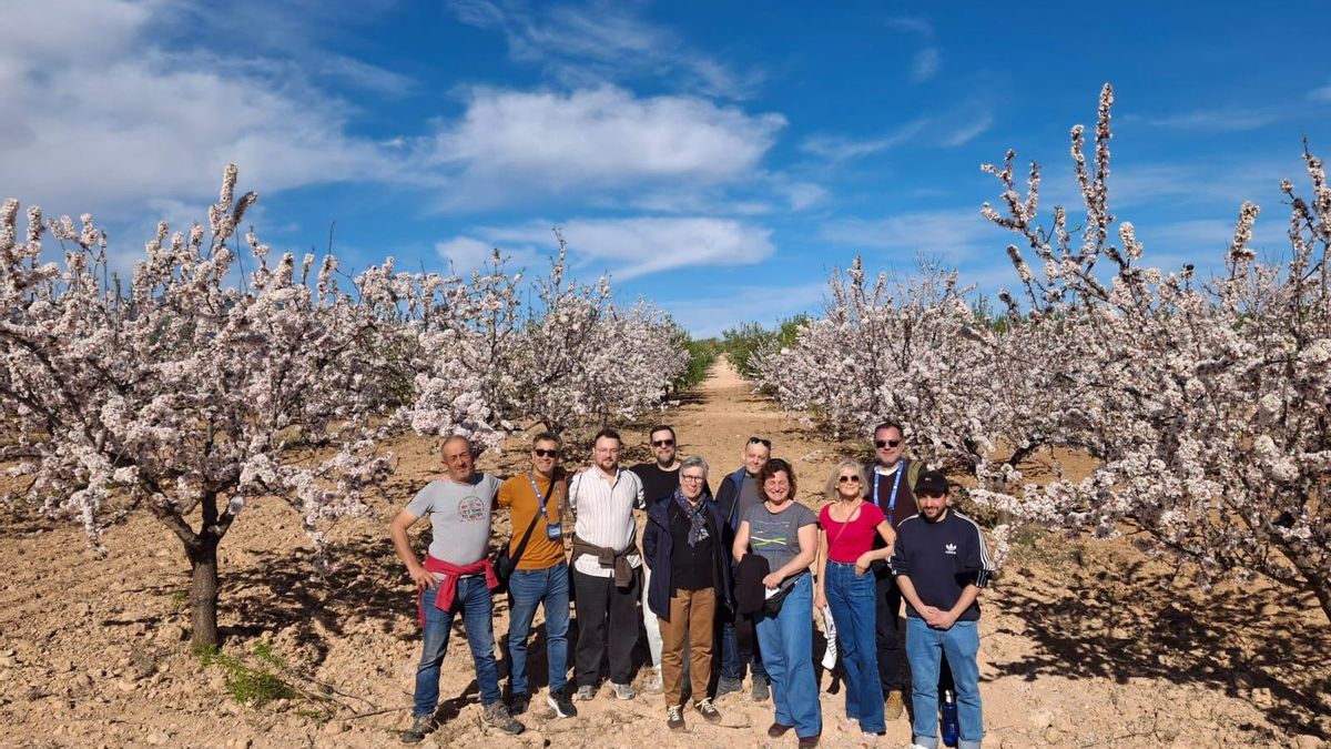 Turistas alemanes visitando la floración