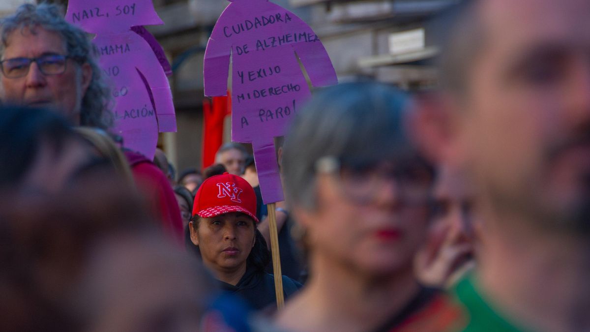 Trabajadoras del hogar portan carteles con sus realidades durante la manifestación de Bilbao en la huelga general del 17 de marzo