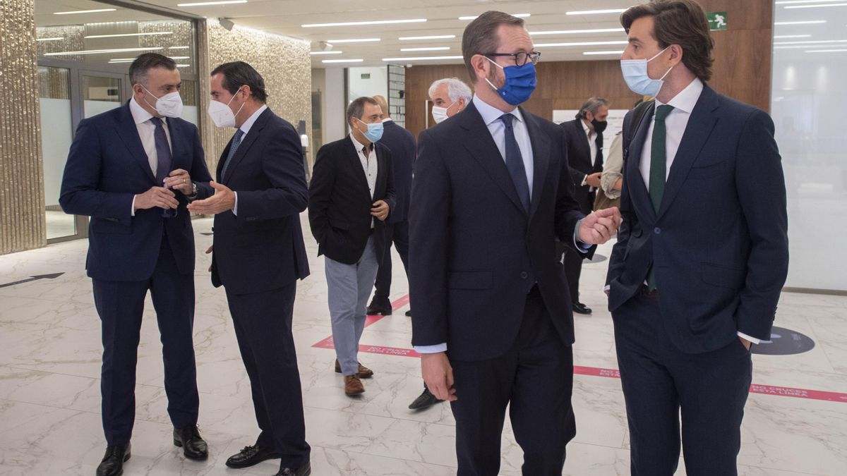 Archivo - El portavoz del PP en el Senado, Javier Maroto, y el vicesecretario de Comunicación del PP, Pablo Montesinos, conversan durante los Desayunos Informativos de Europa Press en el Auditorio El Beatriz Madrid.