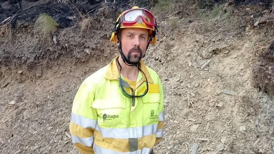 El bombero que escribió la carta viral sobre el fuego que arrasa el paisaje de su infancia: “Luchamos contra algo que no hemos visto nunca”
