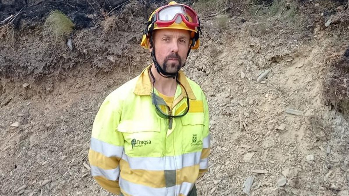 El bombero que escribió la carta viral sobre el fuego que arrasa el paisaje de su infancia: “Luchamos contra algo que no hemos visto nunca”