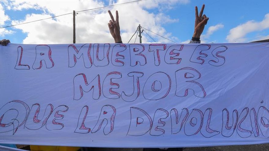 Una de las pancartas mostradas por los jóvenes migrantes en El Lasso