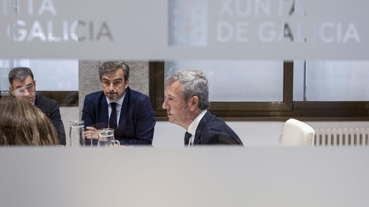 El presidente Alfonso Rueda, durante la reunión extraordinaria del Gobierno de la Xunta para aprobar las ayudas para los afectados por los incendios.