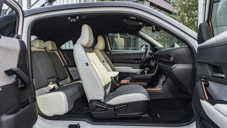 Las puertas traseras de apertura invertida del Mazda MX-30.