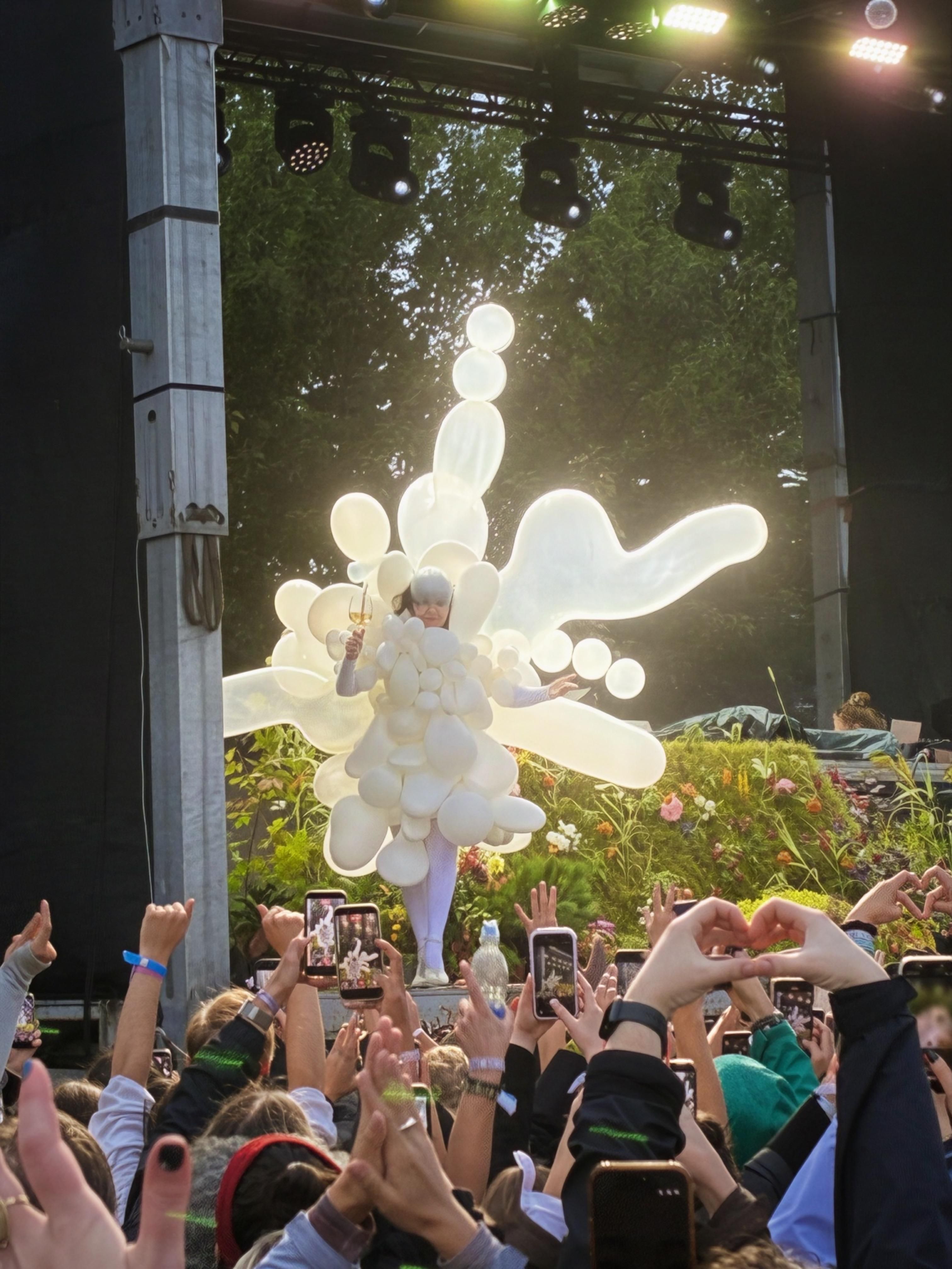 Björk saluda en el escenario