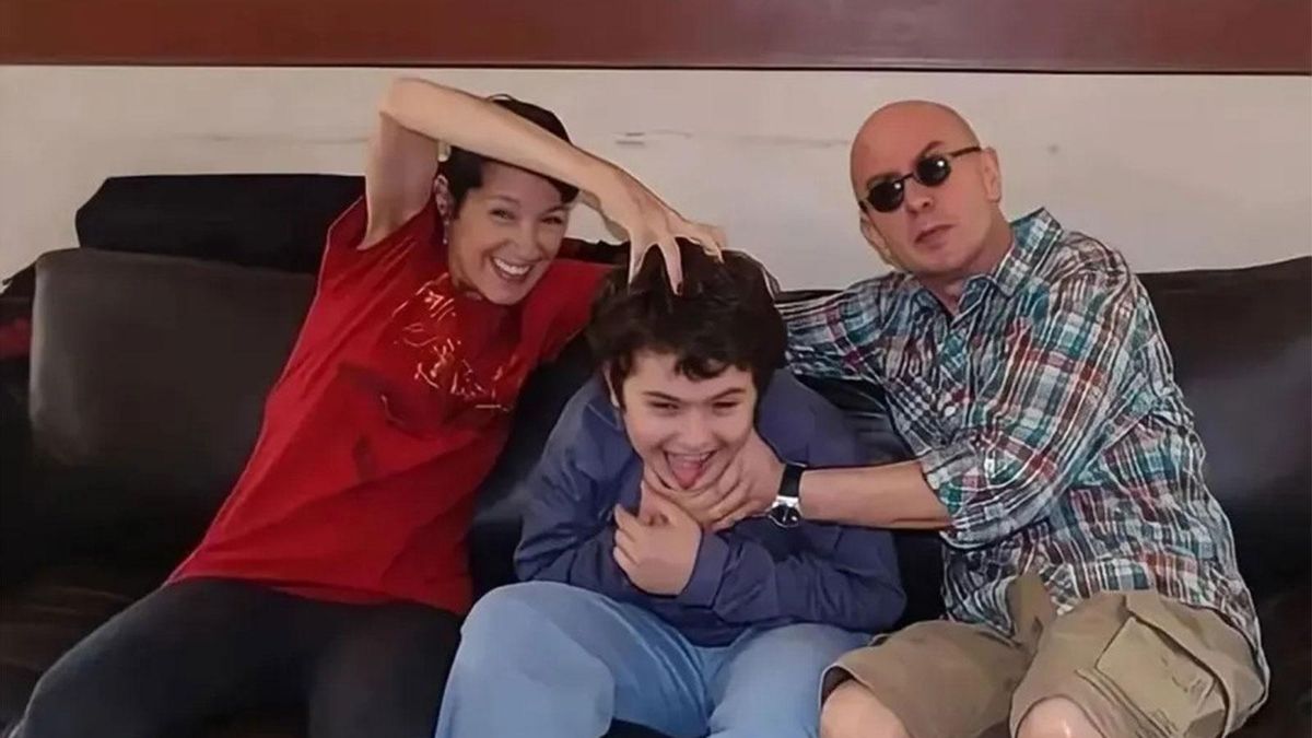Virginia, Bruno y el Indio Solari en una de las pocas fotos familiares que se difundieron