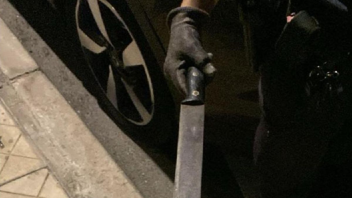 El machete, tras ser recuperado por un policía.