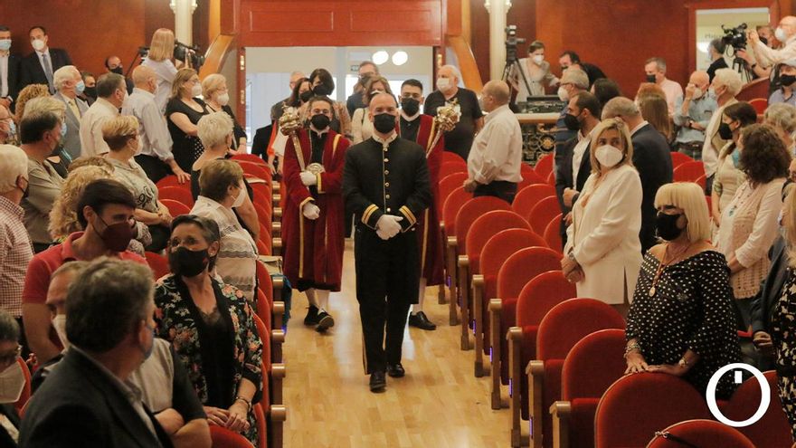 Córdoba hace Hijo Adoptivo a Julio Anguita bajo un aplauso eterno