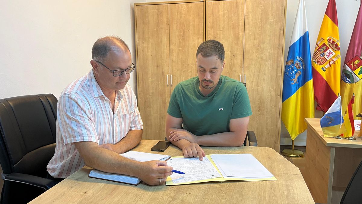 Idafe Hernández, alcalde de Villa de Mazo, y Julián Delgado, Desarrollo Local.