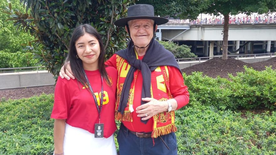 Pepe, con su nieta