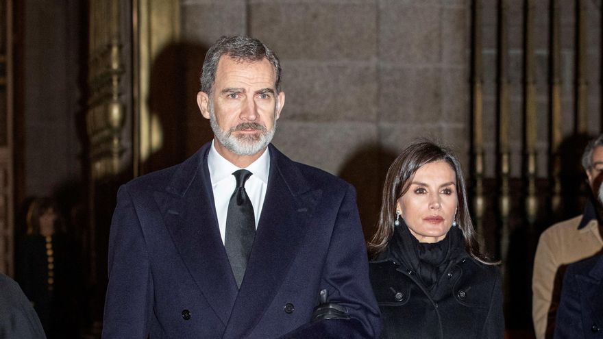 Los reyes asisten en la Almudena a una misa funeral por las víctimas de la COVID