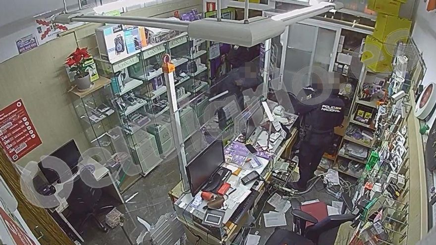 Los vídeos de la muerte de Haitam tras ocho descargas de táser de la Policía en Torremolinos: "Ya ha muerto, ¿no?"