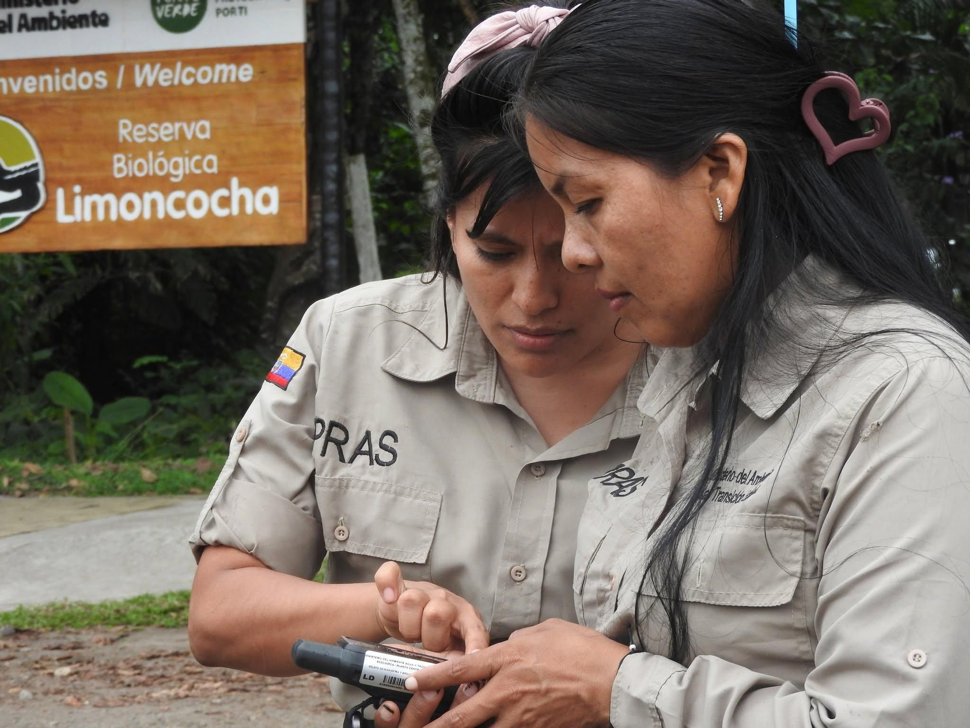 Tanya Villalba, a la izquierda, en el norte de la Amazonía ecuatoriana. Foto: cortesía Tanya Villalba