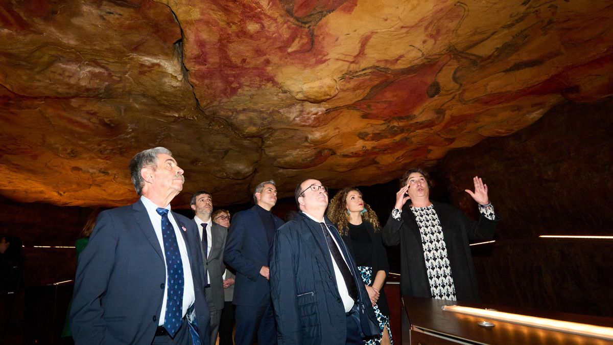 El ministro de Cultura, Miquel Iceta (3d), junto con el presidente de Cantabria, Miguel Ángel Revilla (i), visita la neocueva de Altamira, a 11 de enero de 2023, en Santillana del Mar