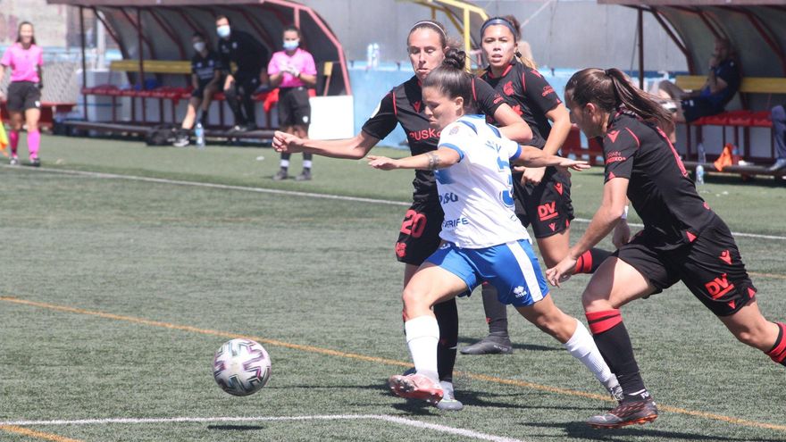 Traspié de la UDG Tenerife Egatesa frente a la Real Sociedad