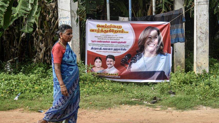 Una mujer india pasa junto a un cartel de la candidata presidencial demócrata Kamala Harris expuesto en su aldea ancestral de Thulasendrapuram, en el estado indio de Tamil Nadu, el 05 de noviembre de 2024.