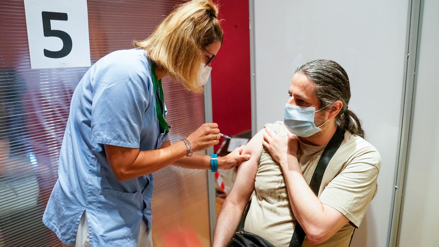 Archivo - Un hombre recibe una dosis de la vacuna  contra la Covid-19